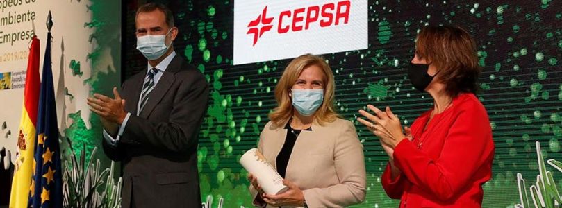 Cepsa ha sido reconocida por el Ministerio para la Transición Ecológica (MITECO) en la sección española de los Premios Europeos de Medio Ambiente a la Empresa por su proyecto de instalación de la tecnología Detal en la Planta Química Puente Mayorga, situada en San Roque (Cádiz). Paloma Alonso, directora del área Química y ESG (Environmental, Social and Governance) de la Compañía, ha recogido hoy en Madrid este galardón, en un acto presidido por el Rey Felipe VI y que ha contado con la presencia de la vicepresidenta cuarta y ministra para la Transición Ecológica y el Reto Demográfico, Teresa Ribera y diversas autoridades del MITECO.