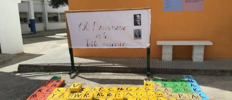 Cajas recicladas para una monumental tabla periódica